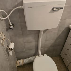 אסלה עם מיכל הדחה וצינור חיבור