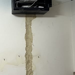 ארון תקשורת עם כבלים מחוברים על קיר