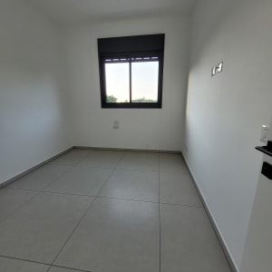 חדר ריק עם רצפה נקייה וקירות לבנים