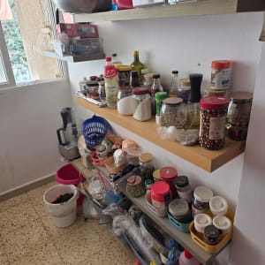 מדפים עם מוצרי מזון וכלים במטבח