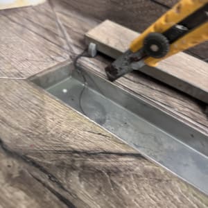 כלי עבודה חותך חוטים על משטח עץ