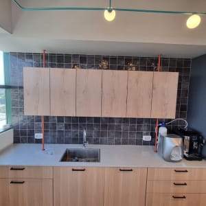 ארונות עץ מעל כיור במטבח מודרני