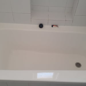 אמבטיה לבנה עם ברז וכיסוי ניקוז