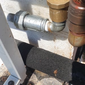 צנרת ומחברים של דוד שמש על גג