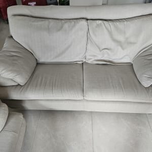 ספה אפורה עם כריות מושב ומשענת