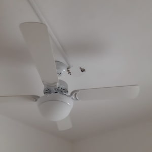 מאוורר תקרה לבן מותקן על תקרה לבנה