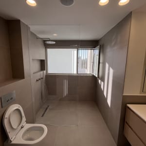 חדר רחצה עם אסלה ומקלחת נקיים