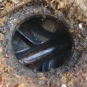 פתח ביוב עם אדמה מסביב