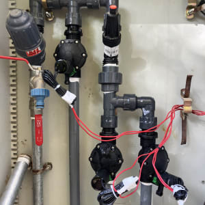 מערכת השקיה עם צינורות ושסתומים