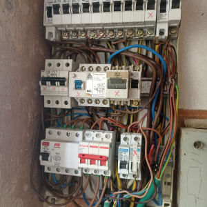 לוח חשמל עם חוטים ומפסקים שונים