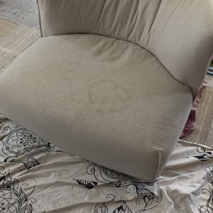 כיסא מרופד על בד עם דוגמאות פרחים