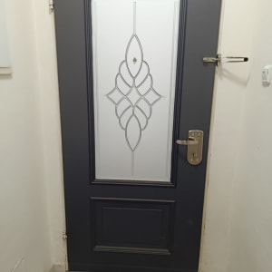 דלת עם עיצוב גיאומטרי במרכז