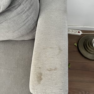 כתמים על ספת בד אפורה