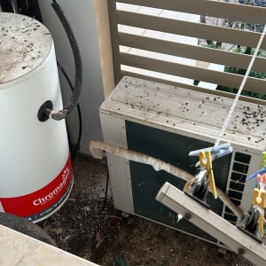 מזגן ומיכל מים עם לכלוך יונים עליהם