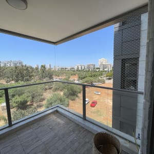 רשת הגנה מותקנת על מרפסת למניעת כניסת יונים