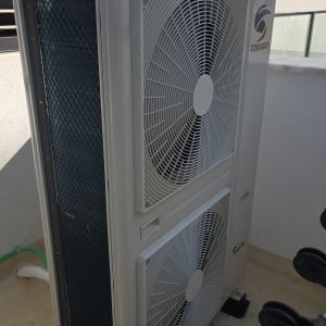 יחידת מיזוג אוויר חיצונית מותקנת על מרפסת