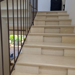 מדרגות נקיות עם מעקה מתכת