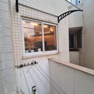 סוככים שחורים מותקנים על קיר חיצוני של בניין.