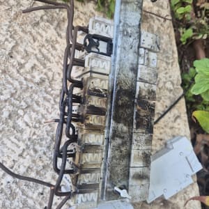 תמונה של לוח חשמל שרוף עם חוטים חשופים