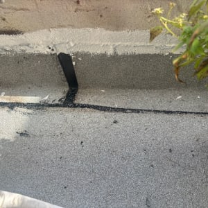 איטום גג עם חומרי איטום וצמחייה בצד