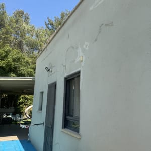 קיר חיצוני עם סימני תיקון ושיפוץ