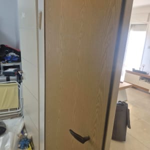 דלת עץ עם ידית מתכת בחדר פנימי