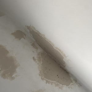 קיר עם תיקוני טיח וסדקים