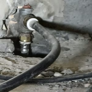 צינור מים מחובר לקיר עם חיבורי מתכת