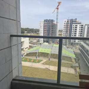 נוף עירוני עם בניינים ומנוף דרך חלון זכוכית