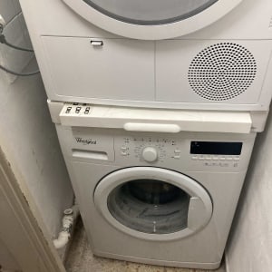 מכונת כביסה ומייבש בחדר כביסה קטן