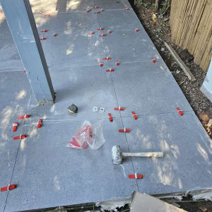 ריצוף חדש עם פלסטרים אדומים ופטיש גומי