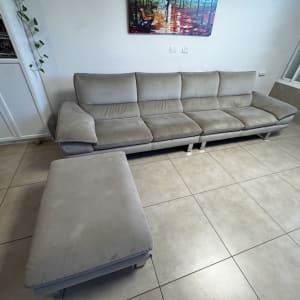 ספה וכורסה בחדר מגורים, ללא אנשים או טקסט.