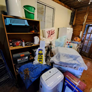 מדף עם כלי עבודה, מכונת כביסה, קופסאות וארגזים