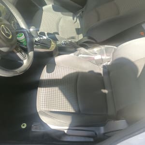 מושב רכב עם צללים ותאורה פנימית