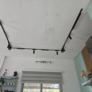 תאורת מסילה מותקנת על תקרה בחדר