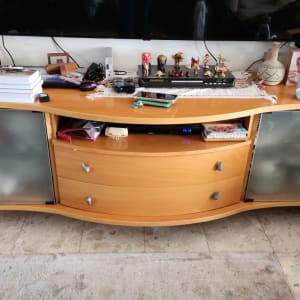 דלתות זכוכית חלבית בארון עץ