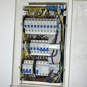 לוח חשמל עם חוטים ומפסקים שונים