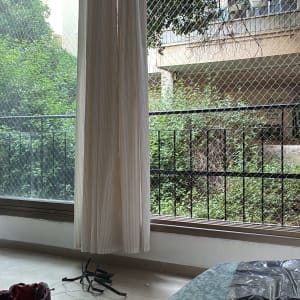 רשת הגנה על חלון עם כלים לעבודה