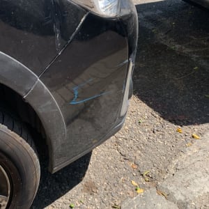 פגוש רכב שחור עם שריטות כחולות