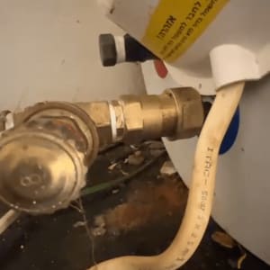 חיבורי צנרת לדוד שמש עם תווית אזהרה