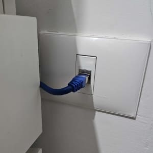 כבל רשת מחובר לשקע בקיר