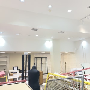 חנות ריקה עם מדפים ומתקנים שונים