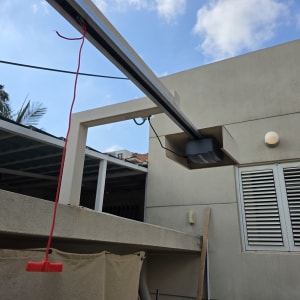 מנוע שער חשמלי מותקן על קיר חיצוני