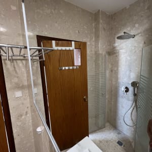 חדר אמבטיה עם מקלחון חדש וברז מודרני