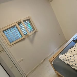 קיר צבוע בחדר עם חלון ומזגן