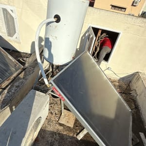 מערכת חימום סולארית על גג עם דוד שמש וקולטים