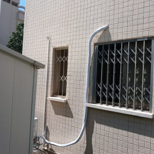 צינור מיזוג אוויר מחובר לקיר חיצוני של בניין
