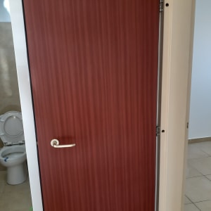 אסלה פתוחה עם צינור ירוק על הרצפה