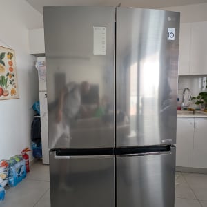 מקרר נירוסטה במטבח עם ציוד ביתי מסביב