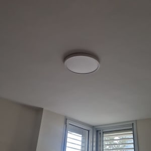 תאורה תקרה בחדר עם חלונות